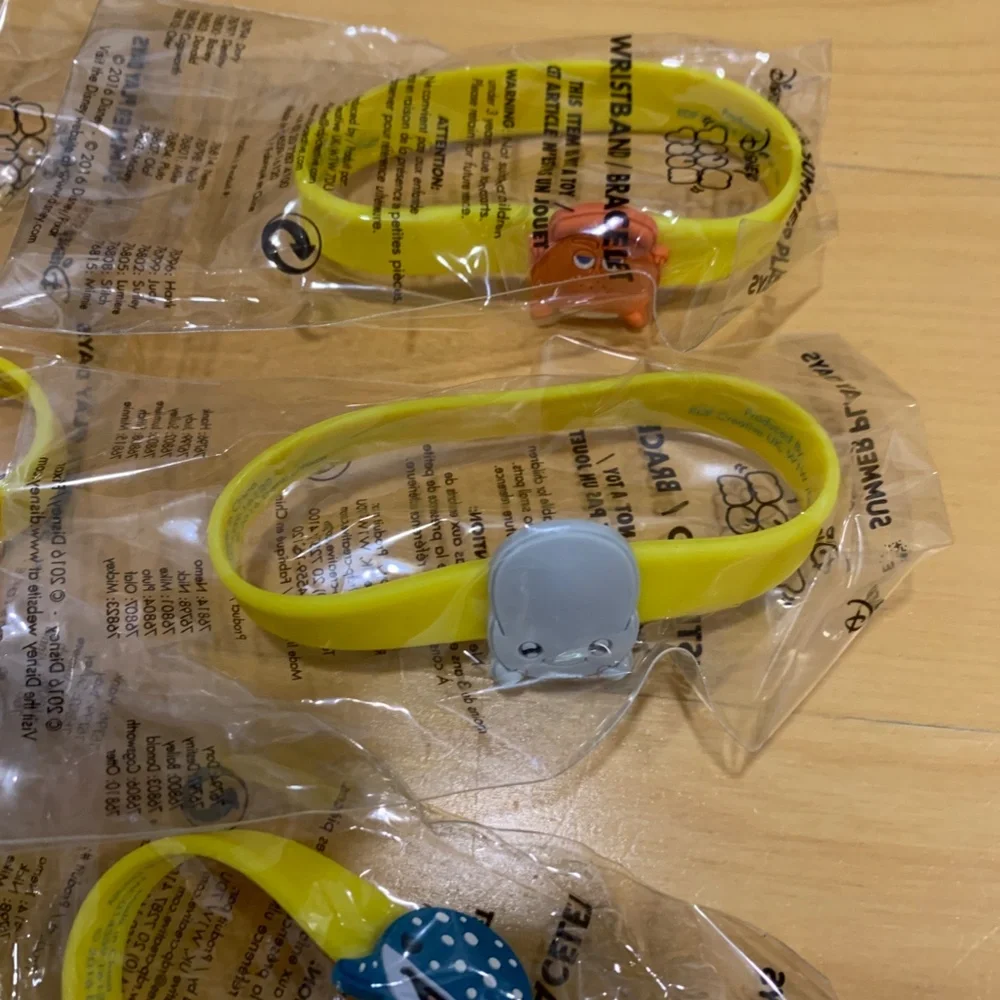 NEW Disney Store Tsum Wristband Bundle - Finding Dori and Christmas
